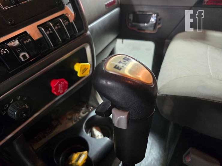 2009-kenworth-t800-image-15