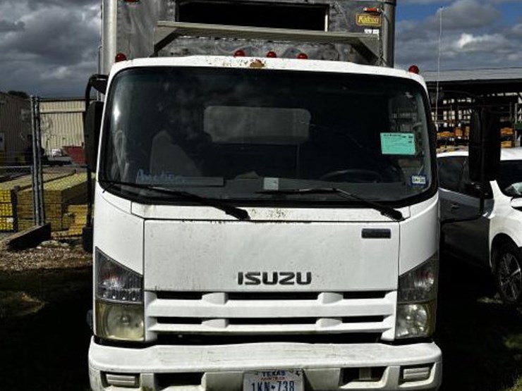 2011-isuzu-nqr-image-3