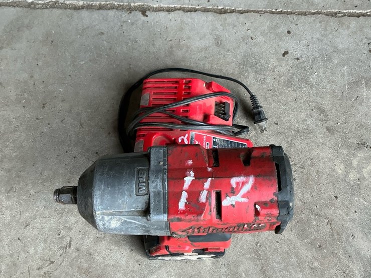 #112-•-milwaukee-m18-fuel-2767-20-1/2"-cordless-impact-wrench-with-battery-and-charger-image-3