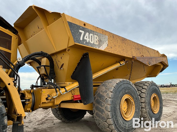 2013-caterpillar-740b-image-11