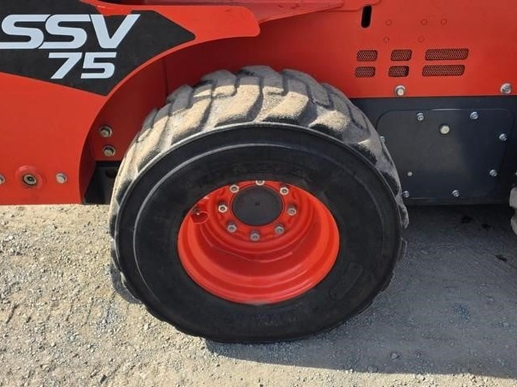 2025-kubota-ssv75-image-14