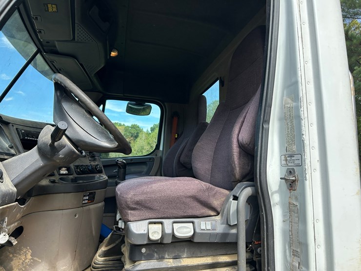 2016-freightliner-cascadia-125-image-73