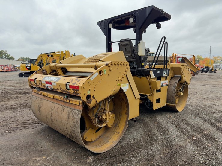 2011-caterpillar-cb64-image-5