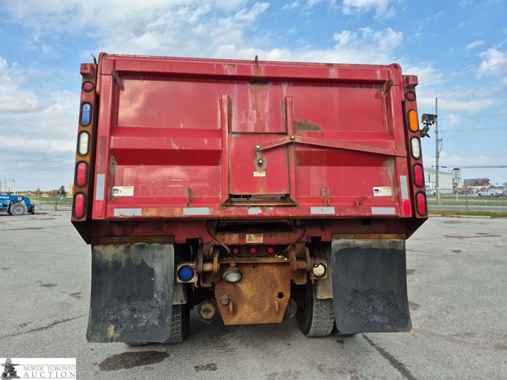 2014-freightliner-108sd-image-6