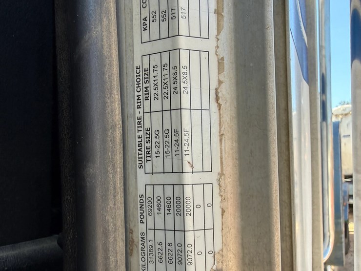 2001-peterbilt-362-image-17