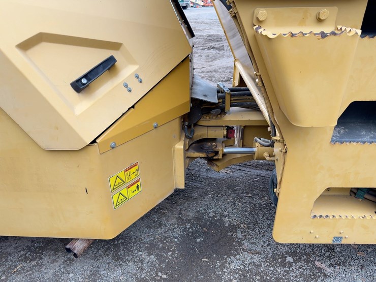 2011-caterpillar-cb64-image-12