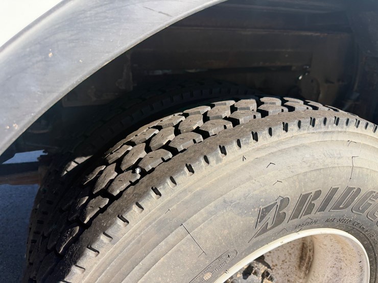 2019-freightliner-m2-106-image-9