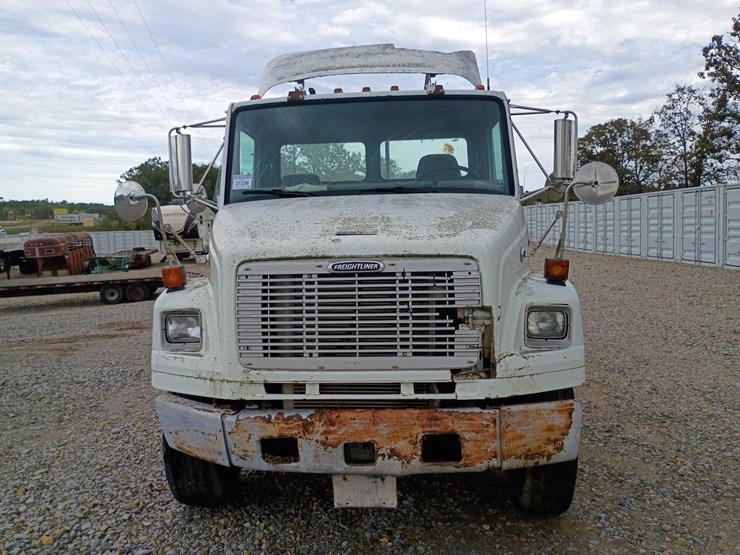 2003-freightliner-fl106-image-11