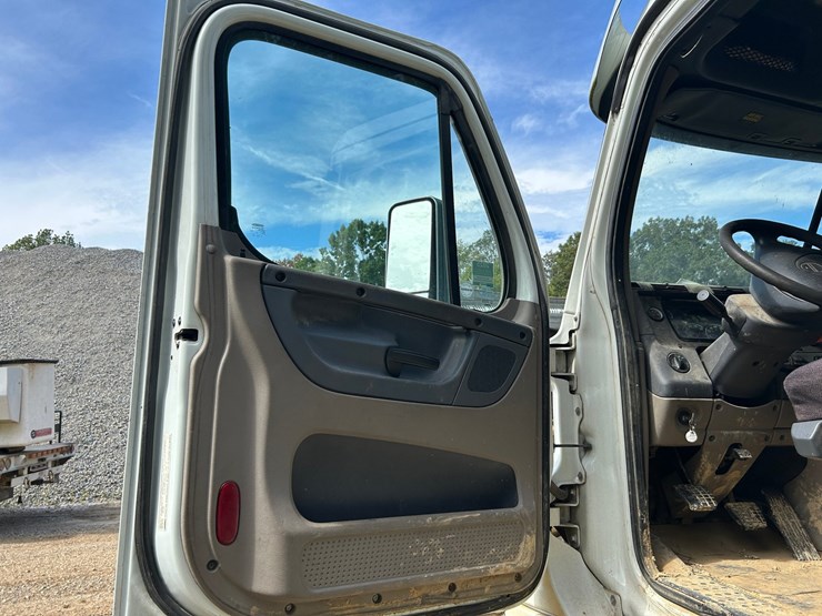 2016-freightliner-cascadia-125-image-72