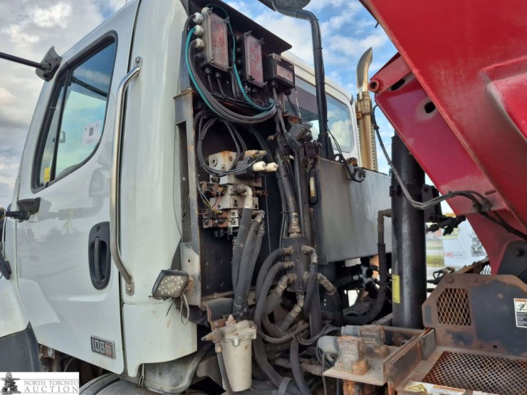 2014-freightliner-108sd-image-27
