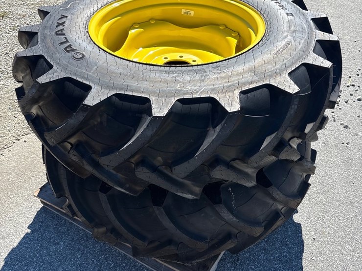 #1067-•-john-deere-r1-ag-tires-with-rims-image-4