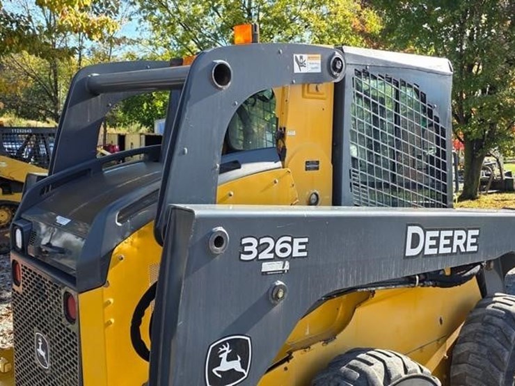 2015-deere-326e-image-18