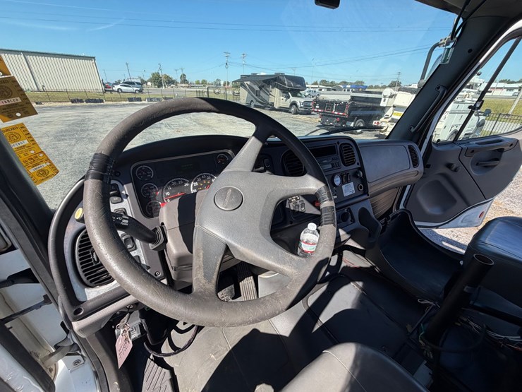 2004-freightliner-m2-106-image-38