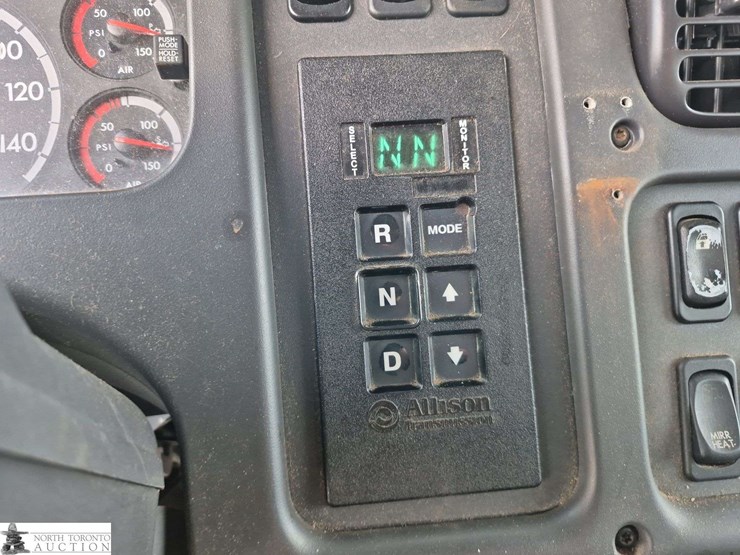 2014-freightliner-108sd-image-22