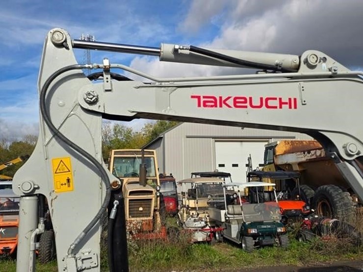 2023-takeuchi-tb240-image-10