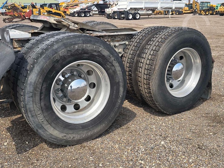 2017-peterbilt-567-image-22