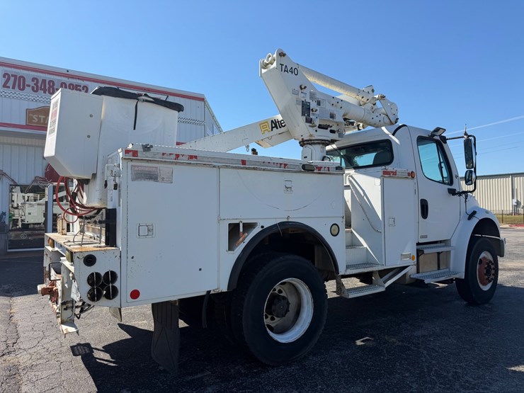 2004-freightliner-m2-106-image-3