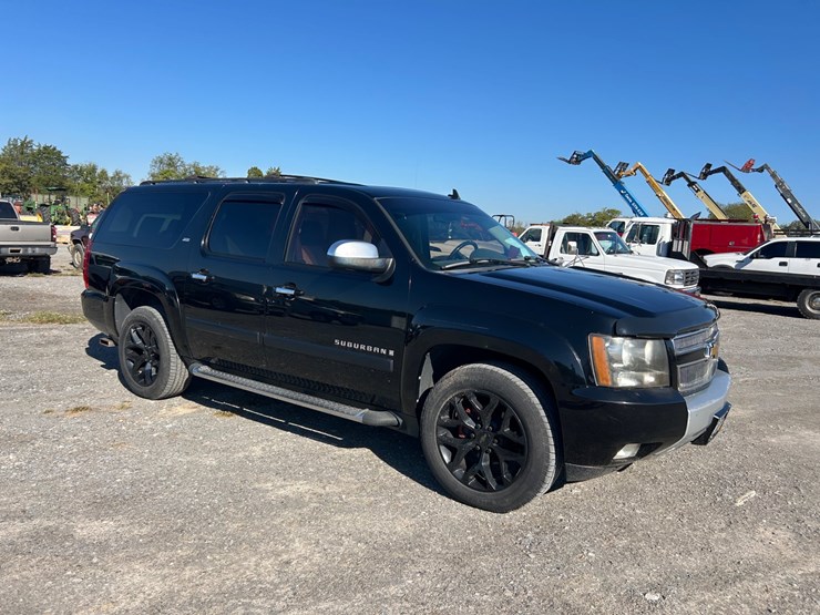 2007-chevrolet-suburban-image-1