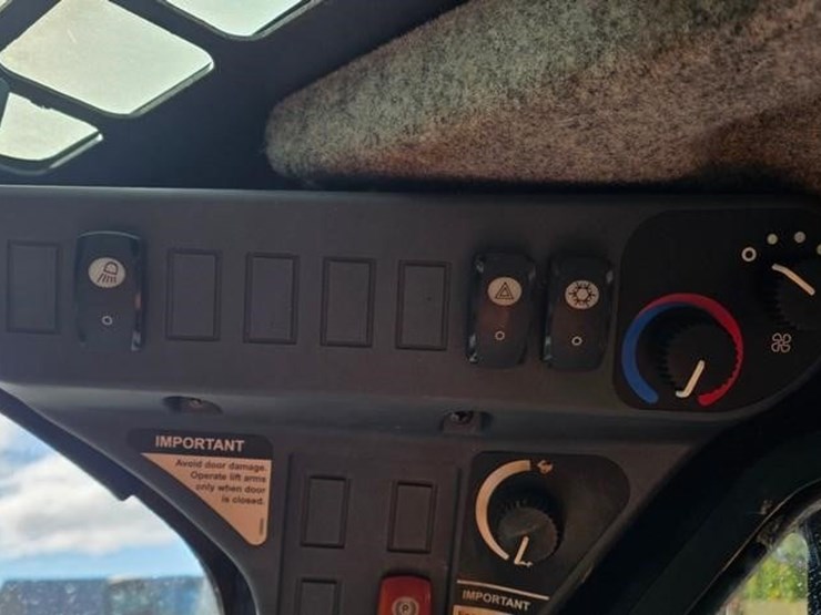 2015-deere-326e-image-48