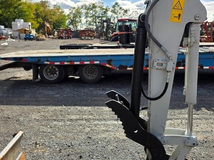 2023-takeuchi-tb240-image-44