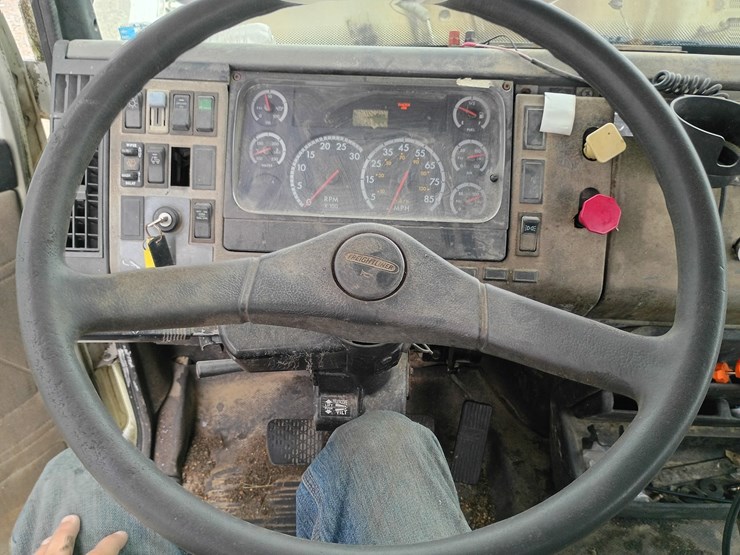 2003-freightliner-fl106-image-47