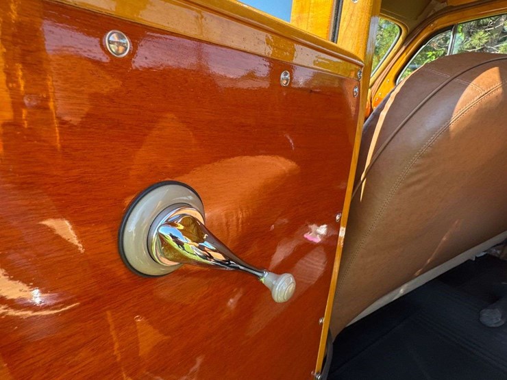1947-ford-super-deluxe-woody-wagon-image-60
