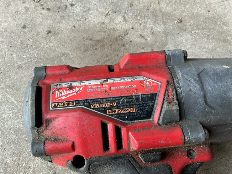 #112-•-milwaukee-m18-fuel-2767-20-1/2"-cordless-impact-wrench-with-battery-and-charger-image-8