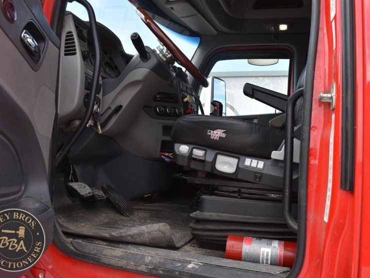 2014-peterbilt-579-image-36