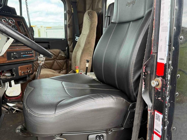 2006-freightliner-tri-axle-dump-image-19