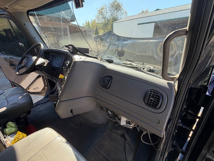 2016-freightliner-114sd-image-48
