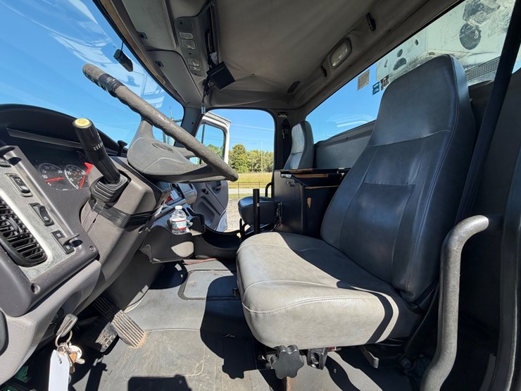 2004-freightliner-m2-106-image-34