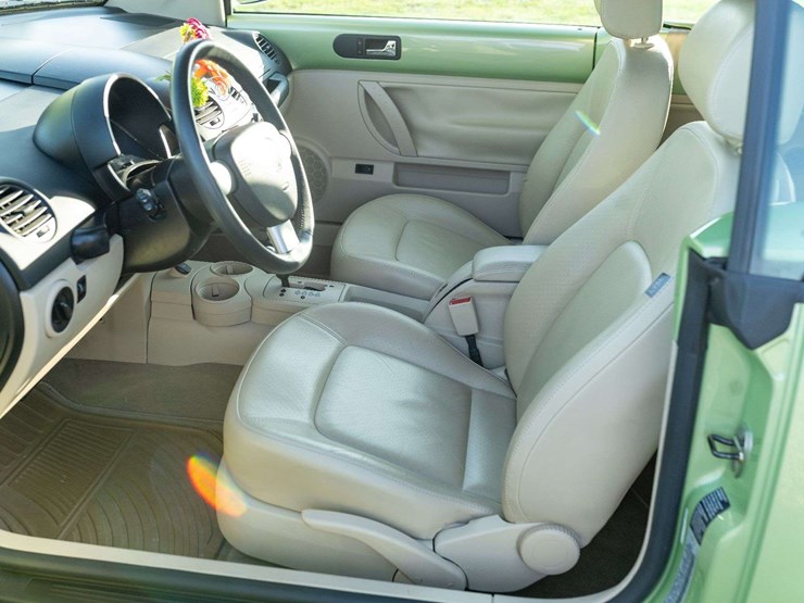 2005-volkswagen-new-beetle-gls-convertible-16,500-original-miles-image-19