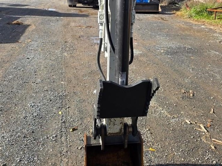 2023-takeuchi-tb240-image-41