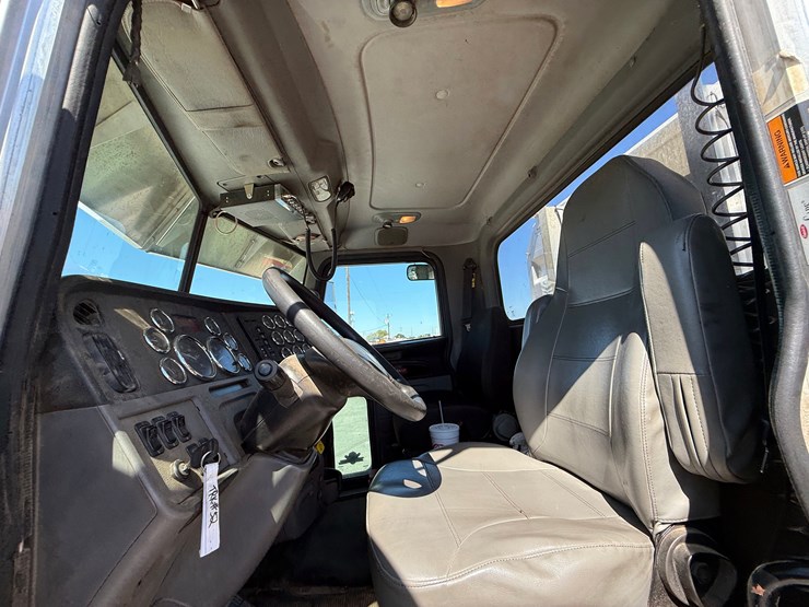 2020-peterbilt-389-image-17