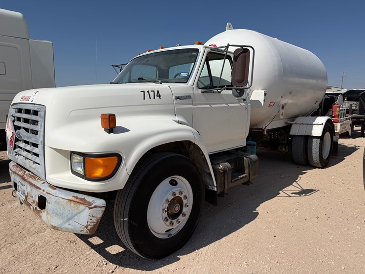 1998-ford-f800-image-2