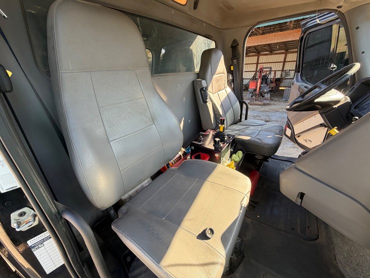2016-freightliner-114sd-image-50