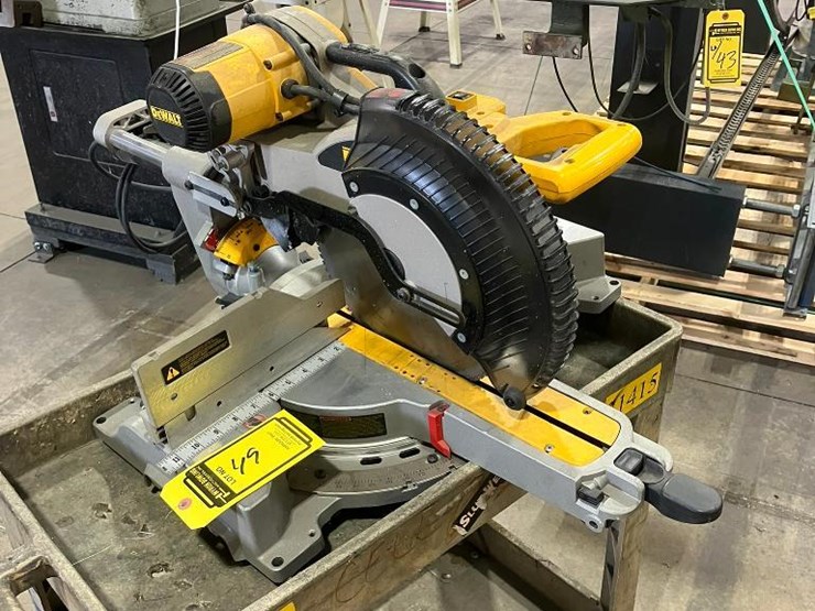 dewalt-compound-miter-saw,-model-dws780,-12"-blade-image-2