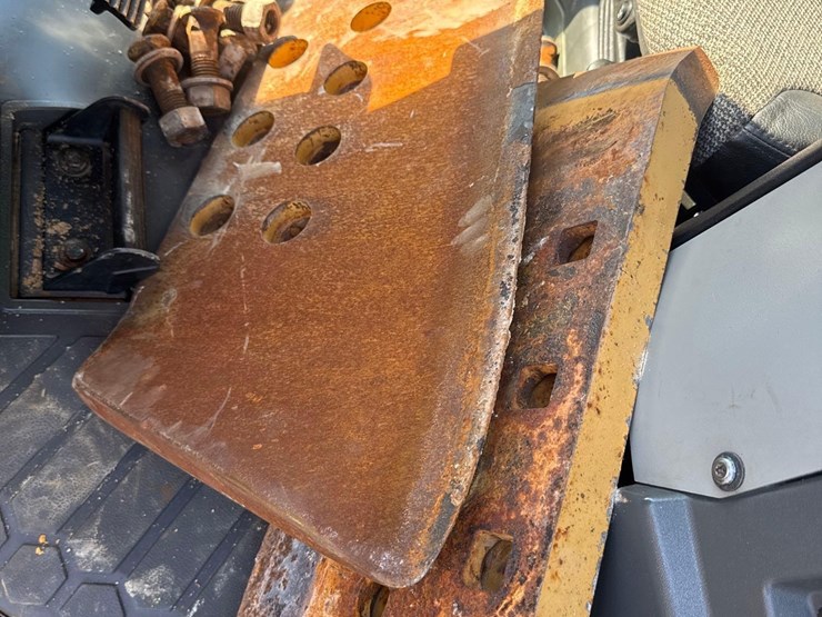 2019-caterpillar-d8t-image-32