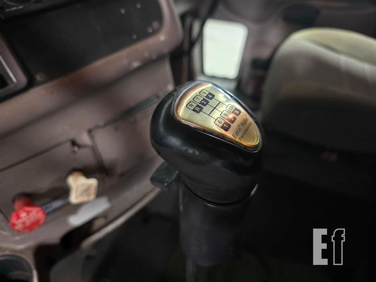 2009-peterbilt-387-image-15