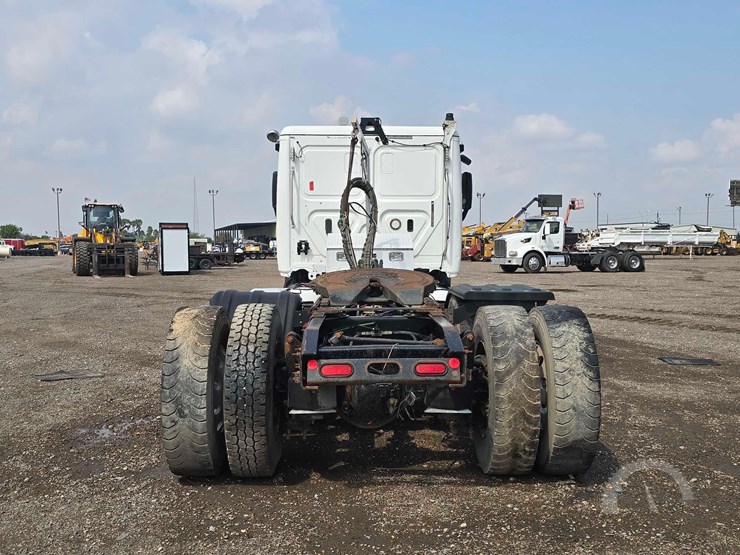2018-freightliner-cascadia-125-image-8
