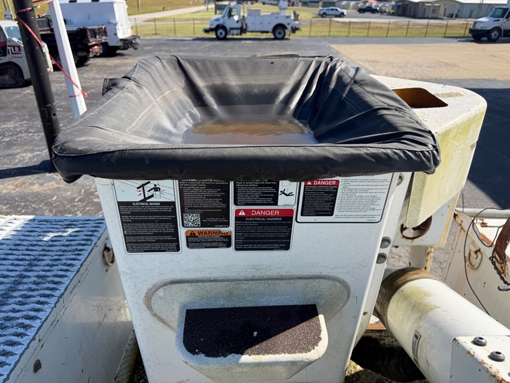 2004-freightliner-m2-106-image-21