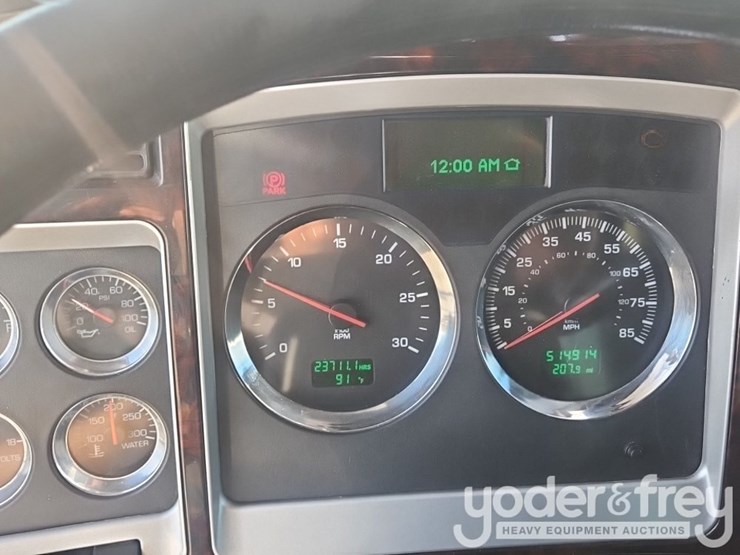 2016-kenworth-w900-image-44