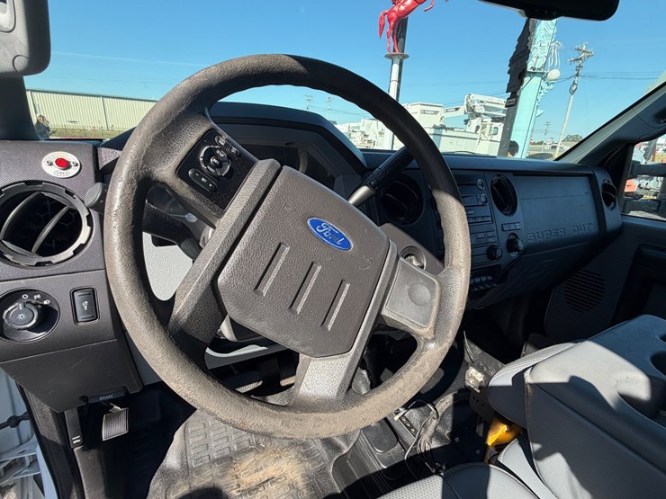 2014-ford-f550-image-24