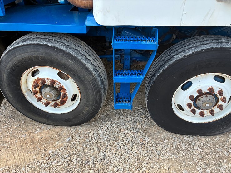 2001-peterbilt-362-image-27
