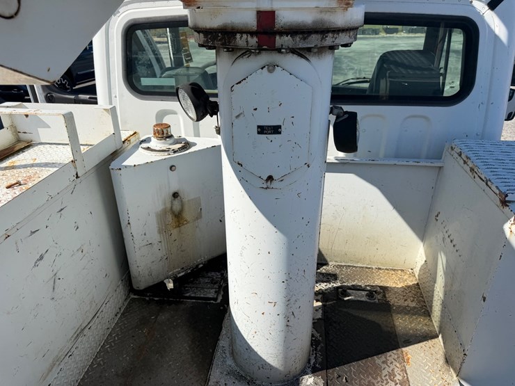 2004-freightliner-m2-106-image-26