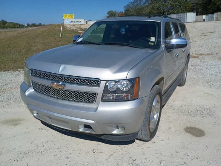 2010-chevrolet-suburban-image-16