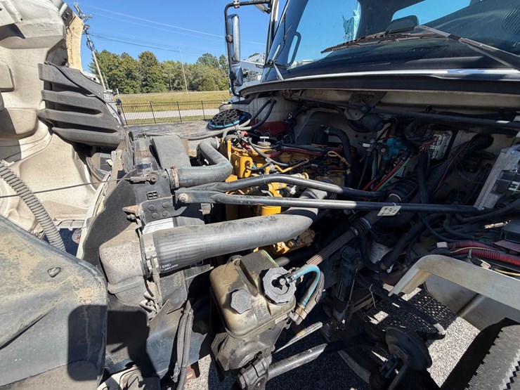 2004-freightliner-m2-106-image-43