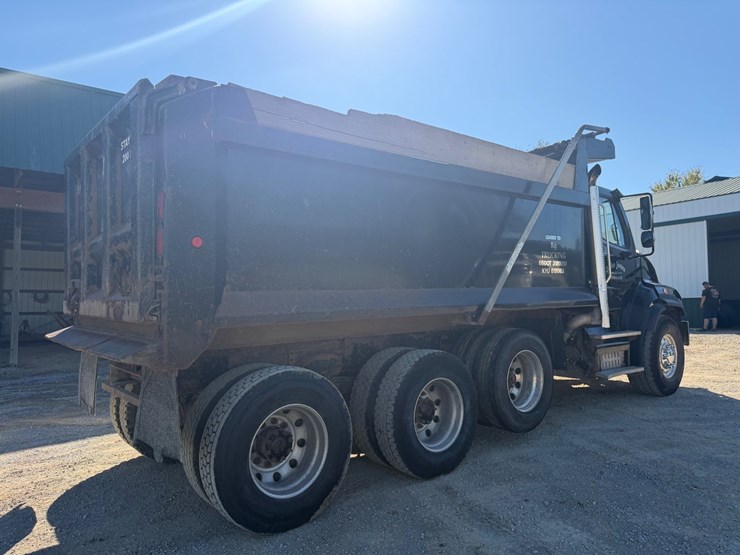 2016-freightliner-114sd-image-4