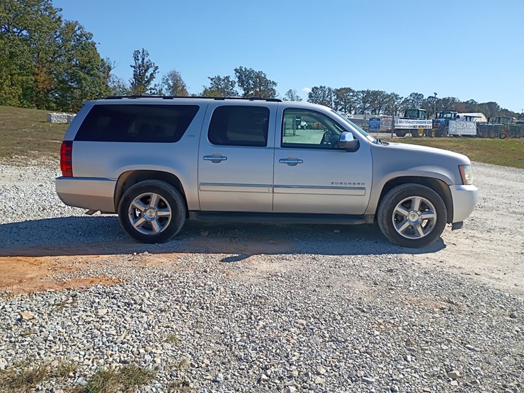 2010-chevrolet-suburban-image-11