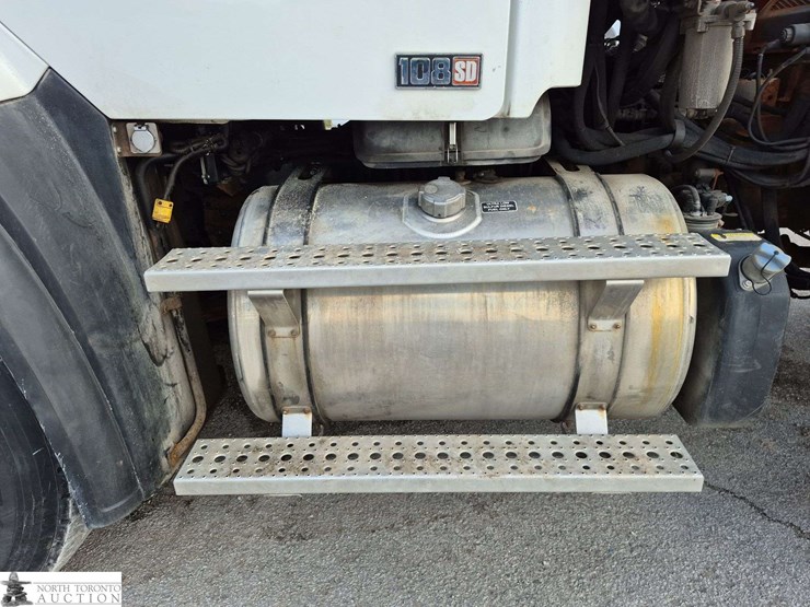 2014-freightliner-108sd-image-25